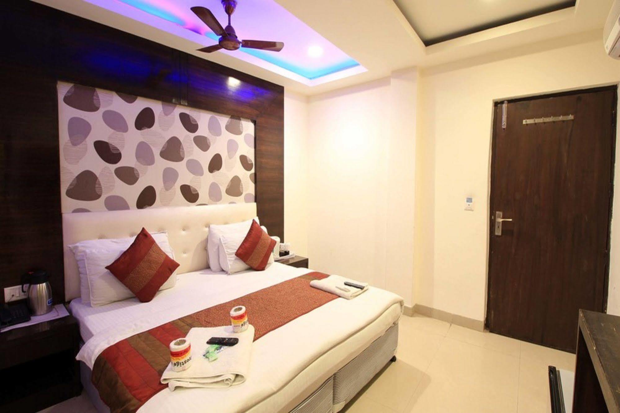 Hotel Arjun New Delhi Exteriör bild